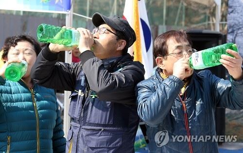 전북 고로쇠 빨리 마시기 대회 한 장면.