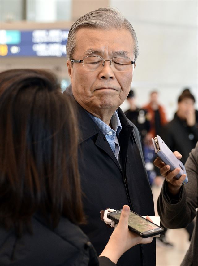 김종인 더불어민주당 전 비상대책위원회 대표가 21일 오후 독일 뮌헨 안보회의를 마치고 인천공항에 도착해 기자들과 인터뷰를 하며 생각에 잠겨 있다. 영종도= 뉴시스