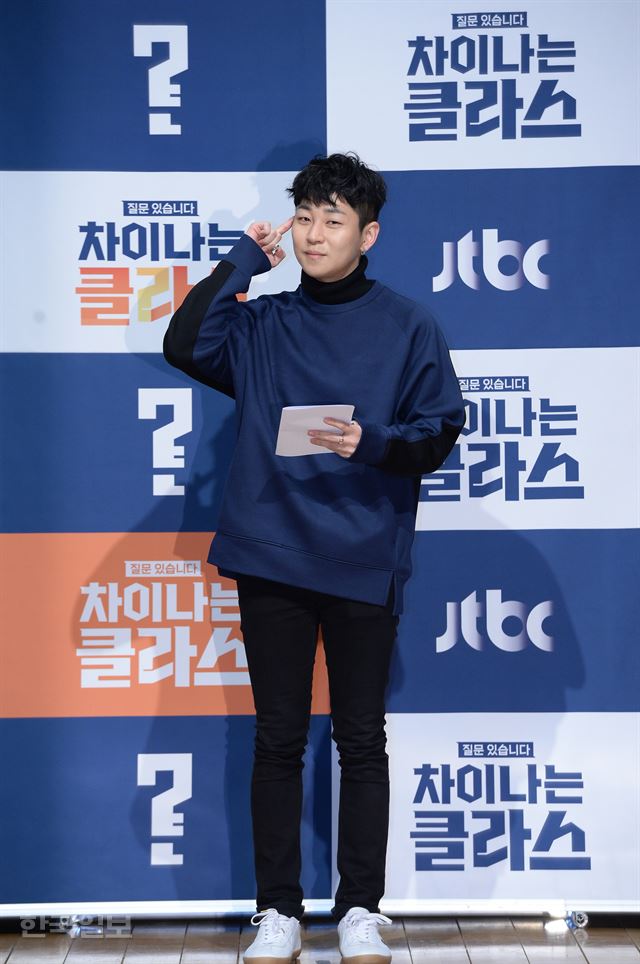 가수 딘딘이 3일 오후 서울 마포구 JTBC홀에서 열린 JTBC '차이나는 클라스' 제작발표회에서 포토타임에 포즈를 취하고 있다. 김종진 인턴기자