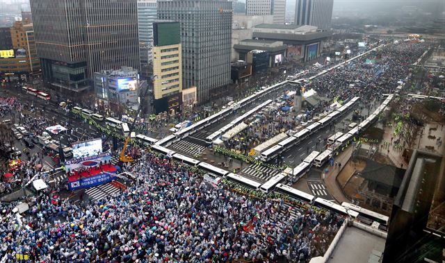 지난 1일 서울 광화문에서 경찰차벽을 사이에 두고 열린 탄핵 촉구 촛불집회(오른쪽)과 탄핵 반대 태극기 집회. 이 현장만으로 ‘국론 분열’을 한탄해도 될까. 사진공동취재단