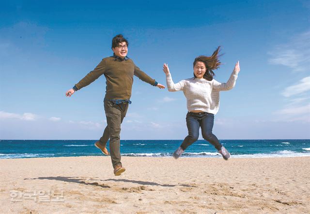 하늘 높은 줄 모르고 솟구치는 집값과 육아비용, 하루에도 몇 시간씩 짐짝처럼 실려 다녀야 하는 만원 버스와 지하철…. 인구과밀의 거대 도시 서울은 육중한 중력으로 청춘의 삶을 짓눌러왔다. ‘포스트 제주’의 대안으로 동해의 연안도시들이 떠오르고 있다. 지난해 서울을 떠나 강릉에 정착한 황주성(왼쪽), 김은현씨 부부가 강릉 강문해변에서 날아오를 듯 점프하고 있다. 강릉=류효진 기자 jsknight@hankookilbo.com