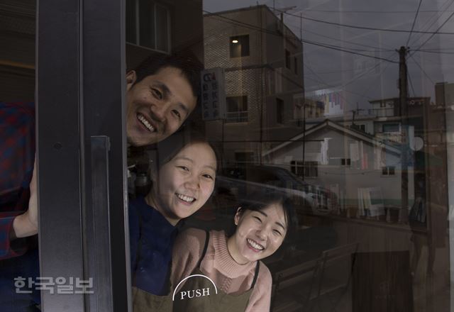 올 초부터 속초에서 북스테이 카페 '완벽한 날들'을 운영 중인 최윤복(왼쪽부터), 하지민씨 부부와 후배 이담인씨. "속초는 아기 키우기 정말 좋은 곳"이라며 환한 웃음으로 자랑을 이어갔다. 속초=류효진 기자 jsknight@hankookilbo.com