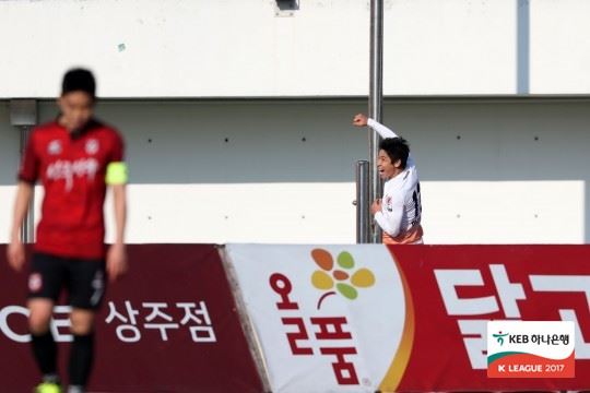 강원 이근호(오른쪽)가 4일 상주 상무와 K리그 클래식 개막전에서 골을 넣은 뒤 관중석으로 달려가며 포효하고 있다. 프로축구연맹 제공