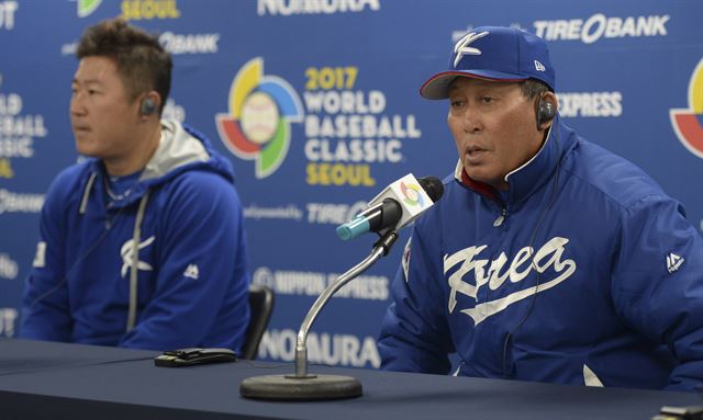 WBC 한국 대표팀 김인식(오른쪽) 감독이 2017 WBC 서울라운드 개막전 이스라엘전을 하루 앞둔 5일 서울 구로구 고척스카이돔에서 기자회견을 하고 있다. 왼쪽은 최형우. 뉴시스