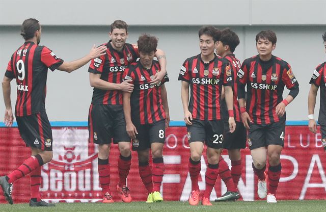 프로축구 K리그 클래식 FC서울의 이상호(왼쪽 세 번째)가 5일 수원 삼성과 홈경기에서 동점골을 터뜨린 뒤 동료들과 기쁨을 나누고 있다. 연합뉴스