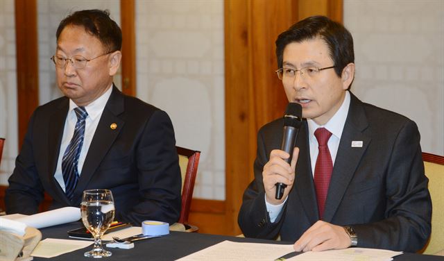 황교안 대통령 권한대행 국무총리가 3일 서울 종로구 삼청동 총리공관에서 열린 고위 당정회의에서 모두발언을 하고 있다. 청와대사진기자단