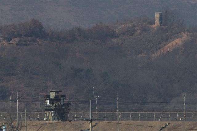 북한이 탄도미사일을 발사한 6일 경기도 파주시 접경지역에서 남북한 초소가 임진강을 사이에 두고 마주보고 있다. 연합뉴스