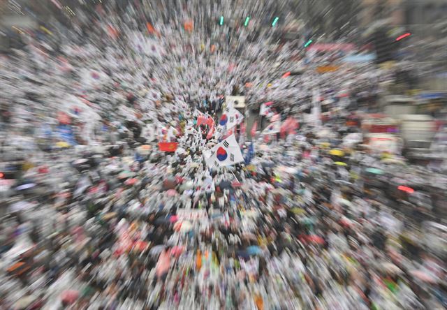 이달 1일 서울 광화문에서 '대통령 탄핵 기각을 위한 국민총궐기 운동본부'가 주최한 탄핵 반대 집회가 열리고 있다. 사진공동취재단