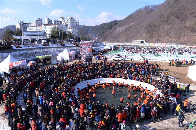 화천 산천어축제를 대표하는 이벤트 가운데 하나인 맨손잡기 체험 행사장이 관광객들로 북적이고 있다. 화천군 제공