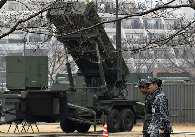 북한이 6일 오전 탄도미사일 4발을 발사해 이중 3발이 일본 배타적경제수역(EEZ)에 낙하한 가운데 일본 도쿄에서 자위대 소속 대원들이 방위성에 배치된 패트리어트-3(PAC-3) 지대공 미사일 앞을 지나가고 있다. EPA 연합뉴스