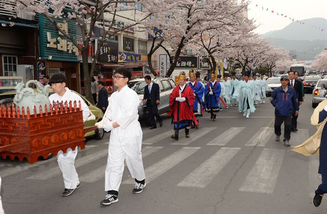 전국 최고 수온을 자랑하는 부곡온천축제 취수제 모습. 창녕군 제공