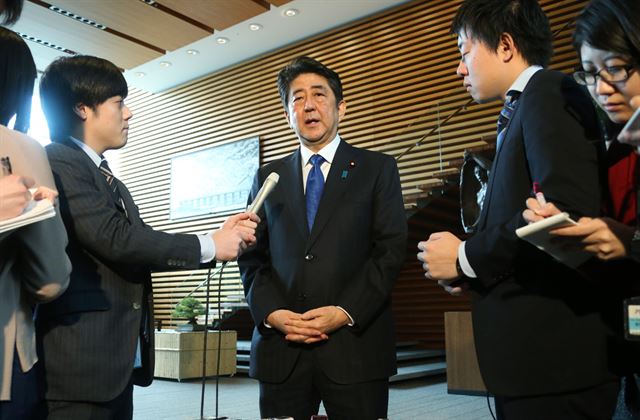 아베 신조(安倍晋三) 일본 총리는 6일 오전 관저에서 기자들에게 "이번 발사는 북한이 새로운 단계의 위협이 됐음을 확실히 보여주는 것"이라며 이날 참의원 예산위원회를 마친 뒤 국가안전보장회의(NSC)를 소집해 대책을 논의할 것이라고 밝혔다. [도쿄 AFP/지지통신=연합뉴스]