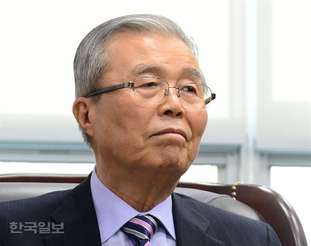 김종인 더불어민주당 전 비대위 대표가 3일 오전 국회 의원회관에서 탈당 관련 내용을 묻는 취재진의 질문을 듣고 있다. 오대근기자 inliner@hankookilbo.com