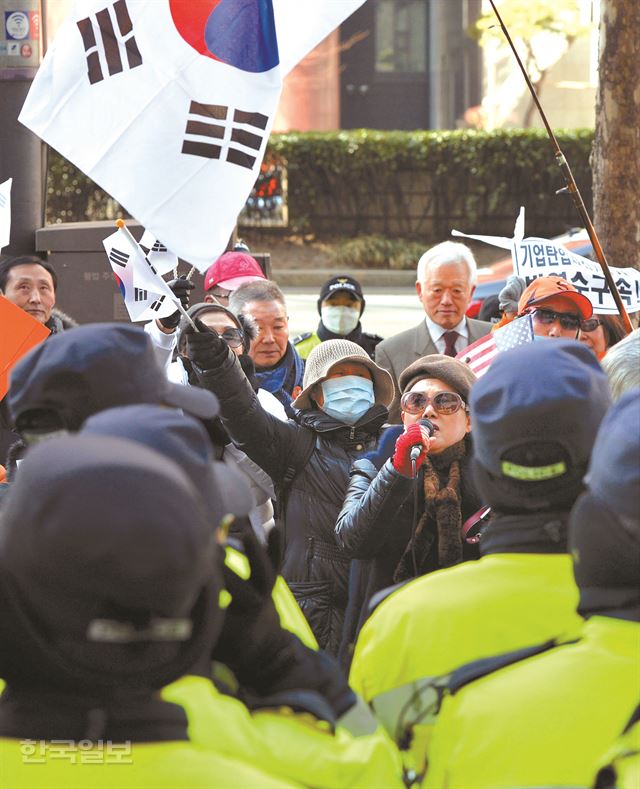 박영수 특검팀의 수사결과 발표가 진행되고 있는 6일 오후 서울 강남구 특검 사무실 앞에서 탄핵 기각을 주장하는 친박단체 회원들이 태극기를 흔들며 구호를 외치고 있다. 서재훈 기자