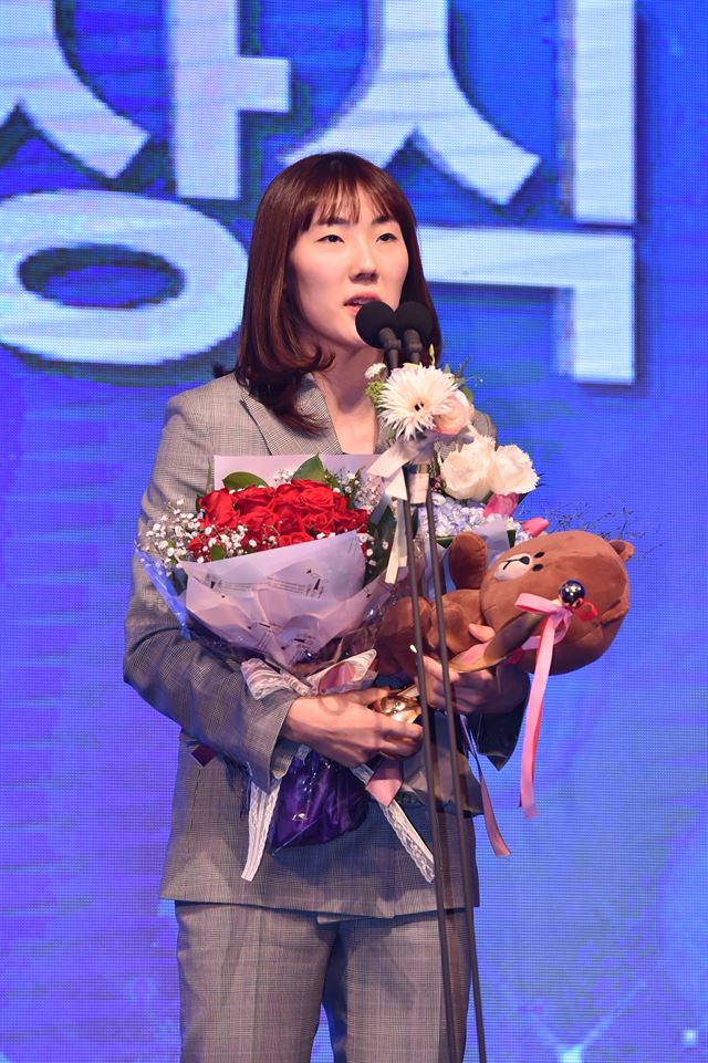 정규리그 MVP 우리은행 박혜진이 7일 서울 양재동 더케이호텔에서 열린 여자프로농구 시상식에서 수상 소감을 밝히고 있다. WKBL 제공