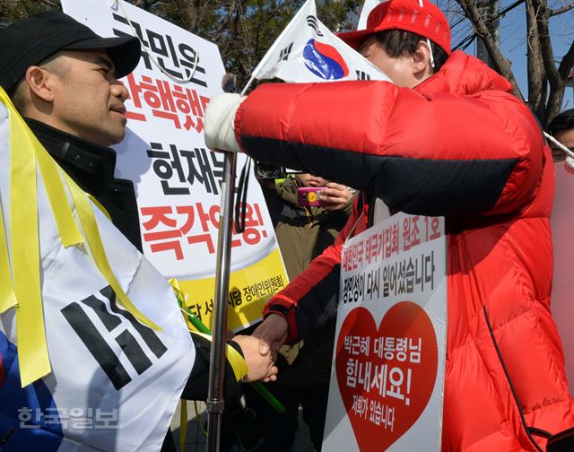 박 대통령 탄핵 심판선고일 을 지정할것으로 알려진 7일 오전 서울 종로구 헌법재판소앞에서 탄핵에 찬성하는 시민과 반대하는 시민이 자신들의 의견에대해 토론을 벌인후 악수 하고 있다. 2017.3.7신상순 선임기자ssshin@hankookilbo.com /2017-03-07(한국일보)