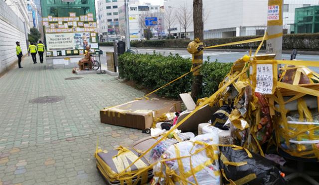 부산 동구 일본총영사관 앞 평화의 소녀상 인근이 쓰레기로 몸살을 앓았다. 부산겨레하나