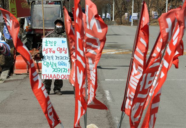 7일 경북 성주군 초전면 소성리마을회관 앞에서 한 마을주민이 사드배치에 반대하는 1인 시위를 하고 있다. 연합뉴스