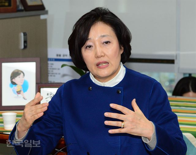 박영선 더불어민주당 의원이 7일 안희정 충남지사 의원멘토단 단장직 수락 의사를 밝히며 현안과 관련한 기자간담회를 하고 있다. 오대근 기자 inliner@hankookilbo.com