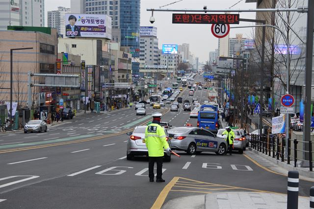 대구 신세계백화점 앞 모범택시근로자 등 계도요원들이 원활한 교통을 위해 교통 정리를 하고 있다. 윤희정기자 yooni@hankookilbo.com