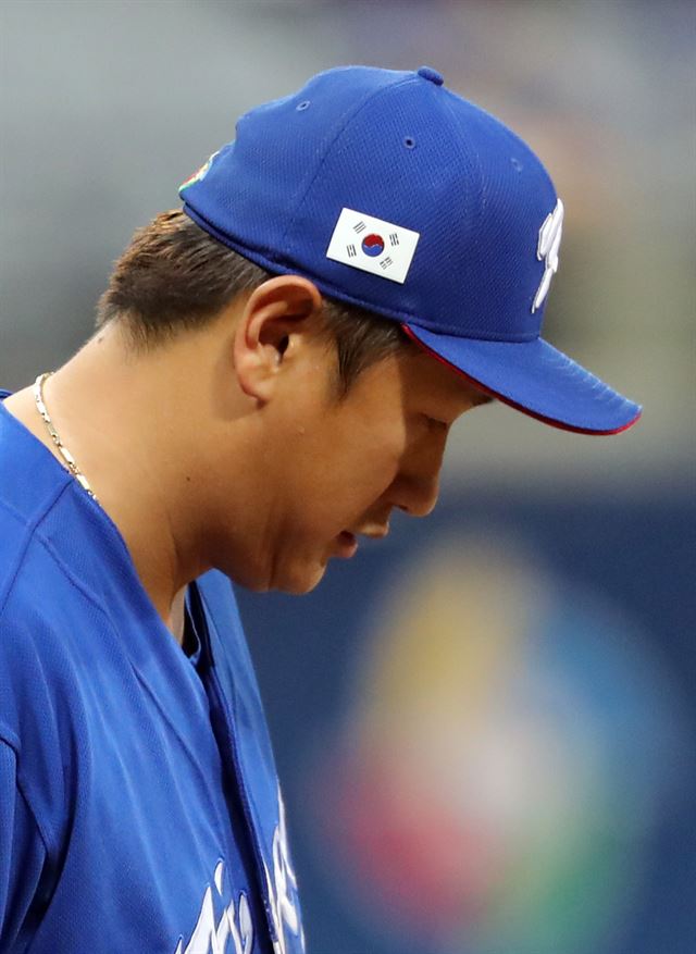 이대호가 7일 서울 고척스카이돔에서 열린 2017 월드베이스볼클래식(WBC) 네덜란드와 경기에서 공수교대 때 답답한 표정을 짓고 있다. 연합뉴스