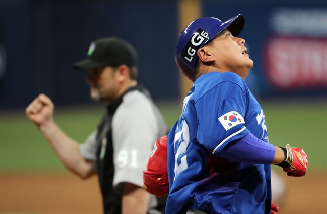 7일 서울 구로구 고척스카이돔에서 열린 2017 월드베이스볼클래식(WBC) 대한민국과 네덜란드의 경기. 8회 초 원 아웃 상황에서 김태균이 병살타를 치고 아쉬워 하고 있다. 연합뉴스