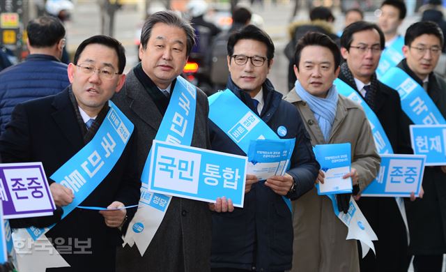 바른정당은 8일 서울 영등포구 여의도역에서 박근혜 대통령 탄핵에 대한 헌법재판소의 판결을 존중한다는 메시지를 담은 캠페인을 벌이고 있다. 왼쪽부터 주호영 원내대표, 김무성 의원, 정병국 대표, 남경필 경기지사, 김영우 김세연 의원. 오대근 기자