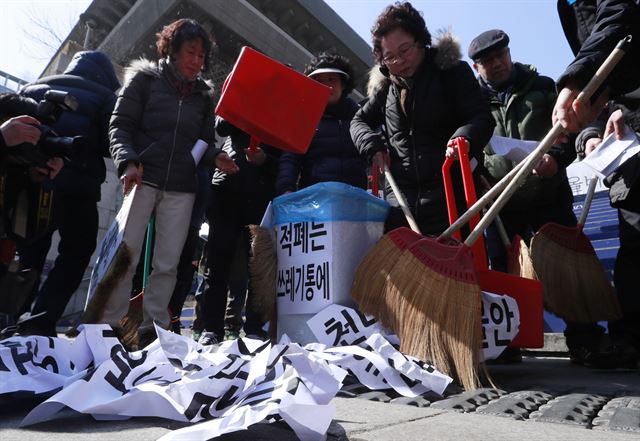 8일 오전 서울 세종문화회관 계단에서 열린 '제5회 청소노동자 행진 선포 기자회견' 참석자들이 퍼포먼스를 선보이고 있다. 이날 기자회견에서 이들은 최저임금 1만원 인상, 식대 복지 등 정규직·비정규직 차별 해소 등을 요구했다. 연합뉴스