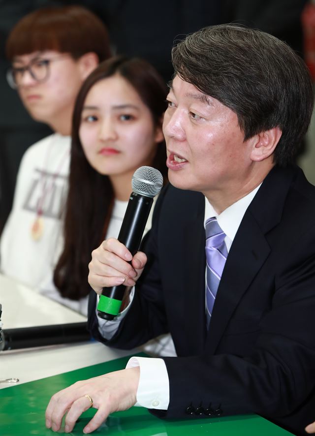 안철수 국민의당 전 대표가 8일 서울 영등포구 하자센터 내 오디세이학교를 찾아 발언하고 있다. 연합뉴스