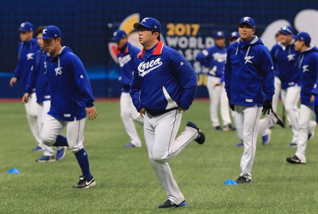 한국 야구 대표팀이 8일 서울 구로구 고척스카이돔에서 진행된 2017 월드베이스볼클래식(WBC) 공식훈련에서 무거운 분위기 속에 몸을 풀고 있다. 연합뉴스