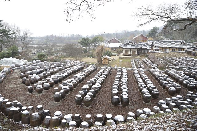 눈 내린 명재 윤증 고택 전경. 논산시 제공