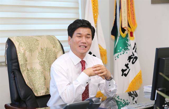 허기도 산청군수는 한국일보와의 인터뷰에서 “한 발 앞선 한방항노화산업을 기반으로 산청을 대한민국의 ‘힐링 아이콘’으로 발전시켜 나가겠다”고 청사진을 제시했다. 산청군 제공