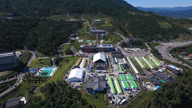 산청을 대한민국 항노화산업 메카로 도약시킬 첨병역할을 하고 있는 동의보감촌 전경. 산청군 제공