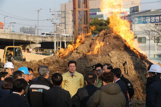 경북 포항시 남구 대잠동 폐철도공사 현장에서 천연가스로 추정되는 가스 누출로 화재가 발생, 출동한 포항시와 소방당국 관계자들이 장시간 진압활동에도 불이 꺼지지 않자 모래를 쌓아 놓고 대책 회의를 갖고 있다. 포항시 제공