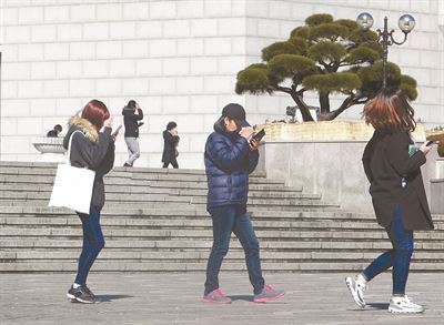 많은 시민들이 대구 달서구 대구문화예술회관에서 포켓몬고를 즐기고 있다. 정광진 기자 kjcheong@hankookilbo.com