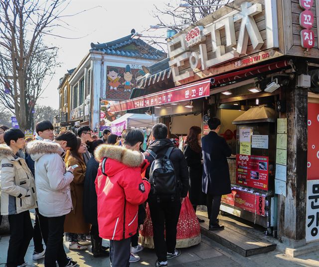 한옥마을 대표 간식거리 문어꼬치.