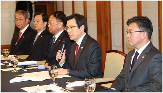 황교안 대통령 권한대행 국무총리가 3일 오전 서울 종로구 삼청동 총리공관에서 열린 고위 당정회의에서 발언하고 있다. 한국일보 자료사진