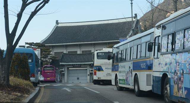 박근혜 대통령에 대한 탄핵 판결을 하루 앞둔 9일 경찰이 시위대의 진입에 대비해 서울시 종로구 삼청동 청와대 춘추관 진출로 인근 경비가 강화 되고 있다. 청와대사진기자단