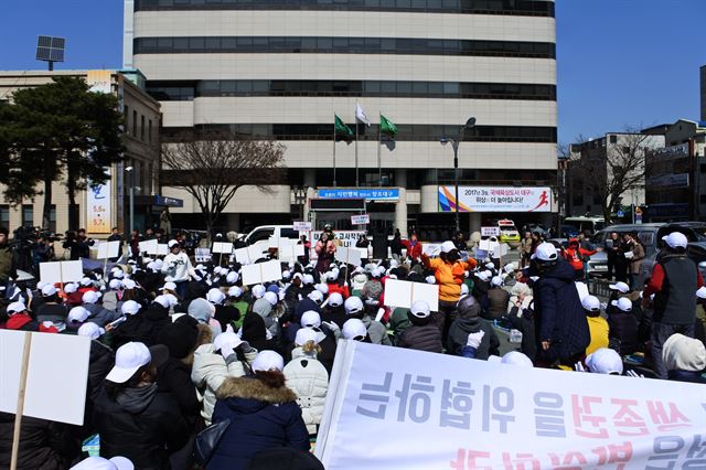 9월 오후1시 대구시청 앞 주차장에서 자갈마당 업주 및 종사자 300여 명이 '대구집창촌(자갈마당) 생존권 사수결의대회'를 가졌다. 윤희정기자 yooni@hankookilbo.com