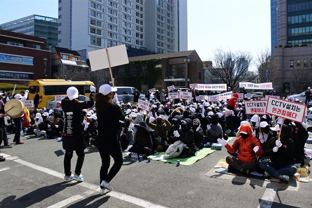 9월 오후1시 대구시청 앞 주차장에서 자갈마당 업주 및 종사자 300여 명이 '대구집창촌(자갈마당) 생존권 사수결의대회'를 가졌다. 윤희정기자 yooni@hankookilbo.com