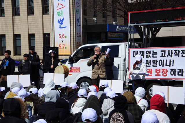 9월 오후1시 대구시청 앞 주차장에서 자갈마당 업주 및 종사자 300여 명이 '대구집창촌(자갈마당) 생존권 사수결의대회'를 가졌다. 개회사를 맡은 강현준 한터전국연합회 사무국장은 종사자들의 생존권 보장을 주장했다. 윤희정기자 yooni@hankookilbo.com