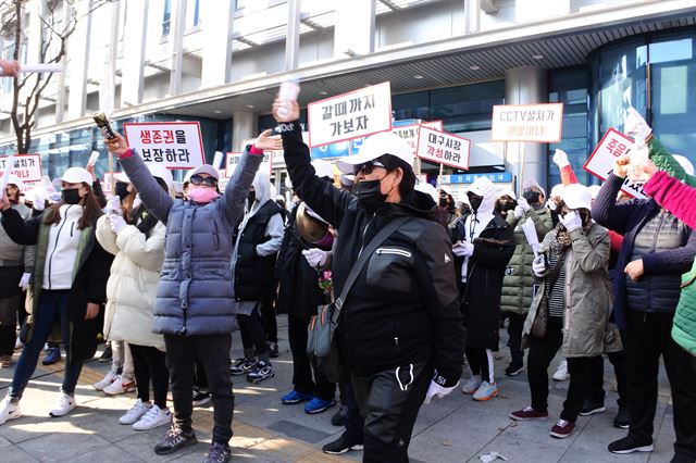 9월 오후1시 대구시청 앞 주차장에서 1차 집회를 마친 자갈마당 업주 및 종사자 300여 명은 이어 오후4시 중구청 앞에서 2차 집회를 가졌다. 윤희정기자 yooni@hankookilbo.com