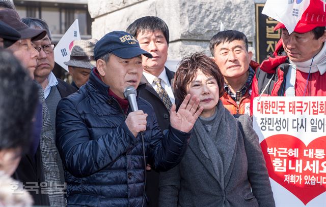 8일 오전 서울 재동 헌법재판소 앞에서 박근혜 대통령 탄핵심판 대리인단 김평우 변호사가 기자회견을 하고 있다. 류효진 기자