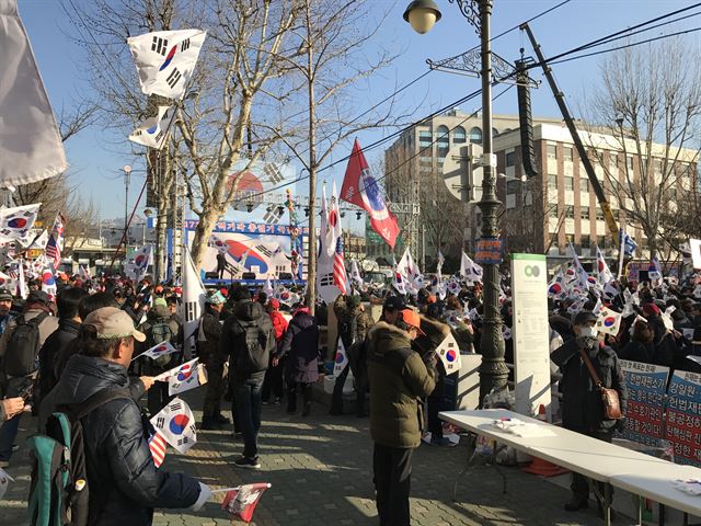 10일 오전 서울 종로구 지하철 3호선 안국역 사거리 남쪽 방면에 집결한 ‘대통령탄핵기각을위한국민총궐기운동본부‘ 집회 참가자들이 태극기를 흔들며 구호를 외치고 있다. 조원일 기자