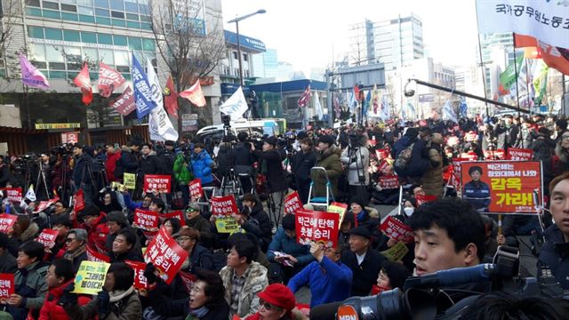 안국역 사거리 서쪽 방면에 집결한 ‘박근혜정권퇴진비상국민행동’ 집회 참가자들이 피켓을 들고 구호를 외치고 있다. 김형준 기자