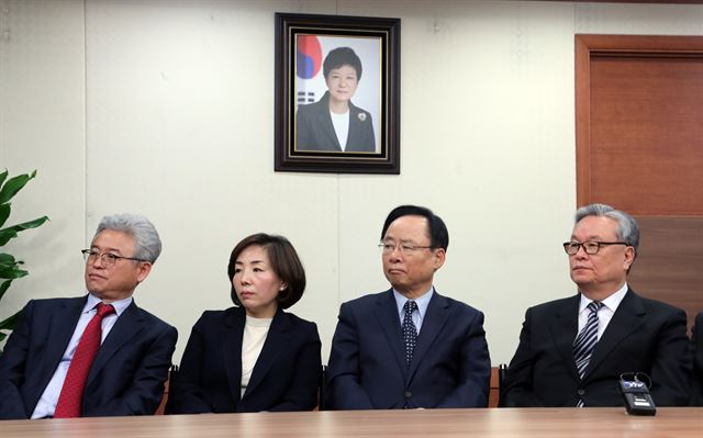 자유한국당 인명진(맨 오른쪽) 비상대책위원장을 비롯한 비대위원, 당직자들이 10일 오전 서울 여의도 당사에서 헌법재판소의 박근혜 대통령 탄핵심판 선고를 TV를 통해 지켜보고 있다. 연합뉴스