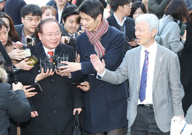 박근혜 대통령 탄핵심판 선고일인 10일 오전 대통령 대리인단 소속 이동흡(사진 왼쪽)ㆍ서석구 변호사가 서울 종로구 재동 헌법재판소 대심판정으로 향하며 취재진 질문에 답하고 있다. 연합뉴스