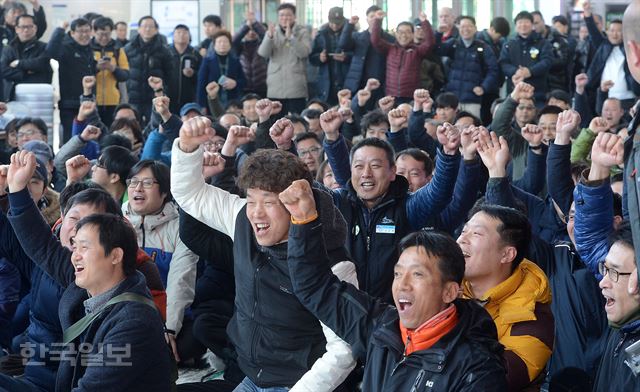 10일 오전 서울역에서 함께 모여 대통령 탄핵심판 중계방송을 지켜보던 철도노조원들이 헌법재판소 재판관 8명 전원일치로 파면을 선고하자 밝게 웃고 있다. 김주영기자 will@hankookilbo.com