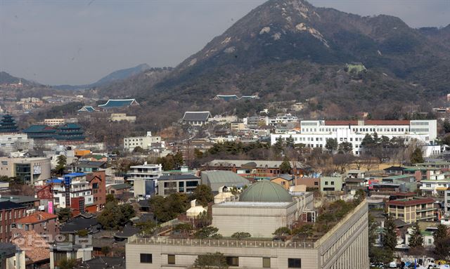 박 대통령 탄핵심판 선고를 하루 앞둔 9일 서울 종로구 재동 헌법재판소와 청와대에 긴장감이 흐르고 있다. 신상순 선임기자ssshin@hankookilbo.com