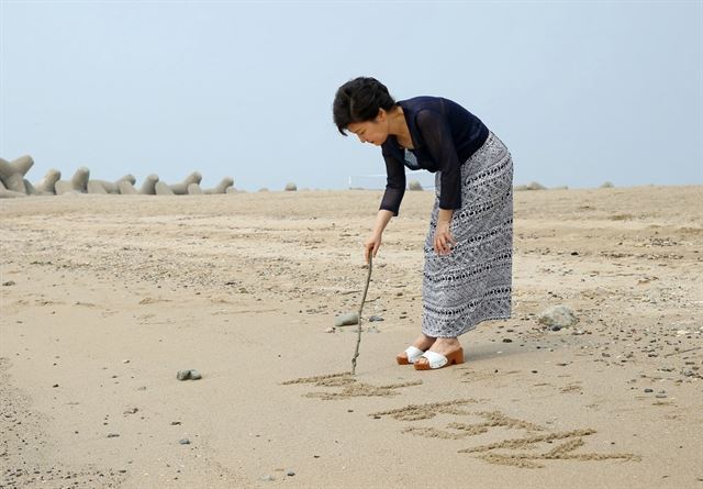 [저도의 추억] 취임 후 첫 여름 휴가지는 저도였다. 인사난맥 등으로 인한 국정 혼란 속에서 맞은 첫 휴가 동안 박 전 대통령은 신임 비서실장에 김기춘씨를 지명했다.